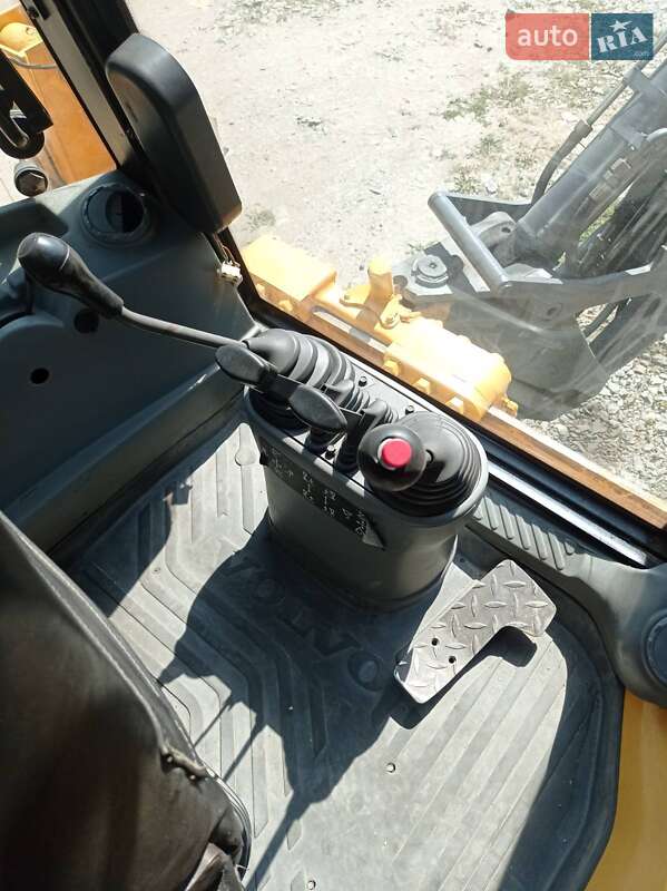 Экскаватор погрузчик Volvo BL 71 2005 в Староконстантинове фото 8 Экскаватор погрузчик Volvo BL 71 2005 в Староконстантинове