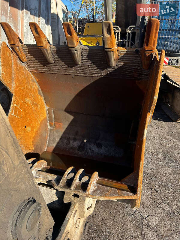 Гусеничный экскаватор Volvo EC 240 BNLC 2004 в Каменском