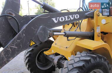 Фронтальный погрузчик Volvo L30B 2002 в 