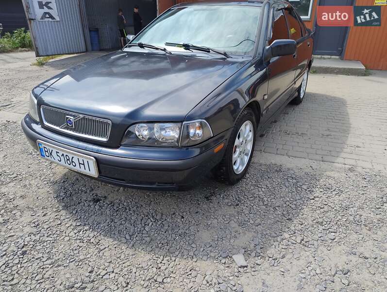 Седан Volvo S40 2000 в Вараші