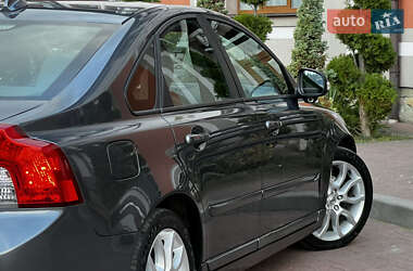 Седан Volvo S40 2011 в  фото 57 Седан Volvo S40 2011 в