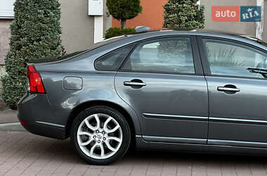 Седан Volvo S40 2011 в  фото 100 Седан Volvo S40 2011 в