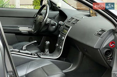 Седан Volvo S40 2011 в  фото 108 Седан Volvo S40 2011 в