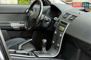 Седан Volvo S40 2011 в  фото 110 Седан Volvo S40 2011 в