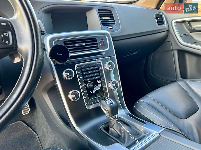 Седан Volvo S60 2015 в Киеве фото 57 Седан Volvo S60 2015 в Киеве