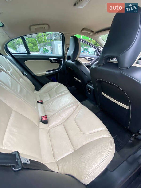 Седан Volvo S60 2010 в Черновцах