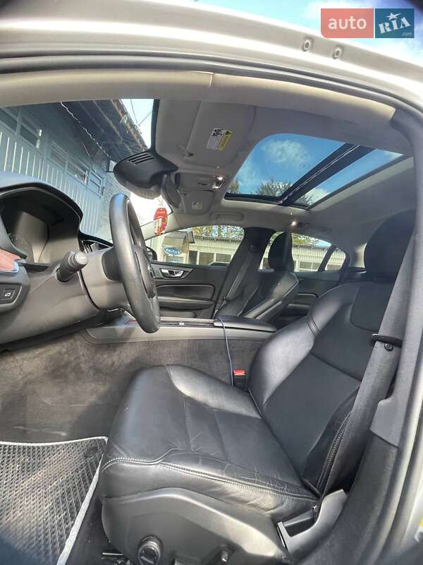 Седан Volvo S60 2022 в Львові
