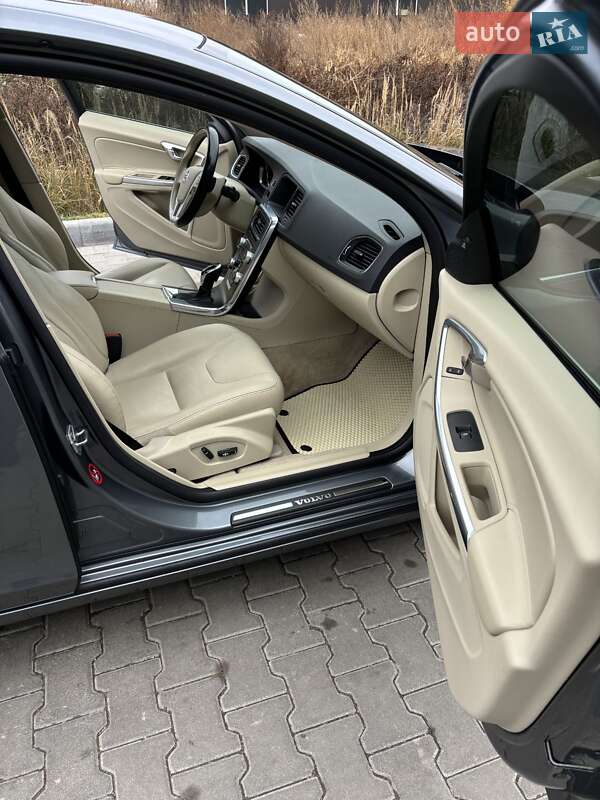Седан Volvo S60 2015 в Ивано-Франковске