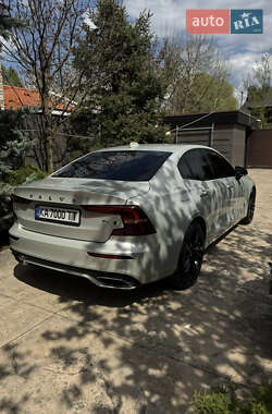 Седан Volvo S60 2019 в 