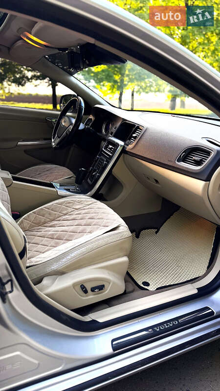 Седан Volvo S60 2012 в Ромнах фото 27 Седан Volvo S60 2012 в Ромнах