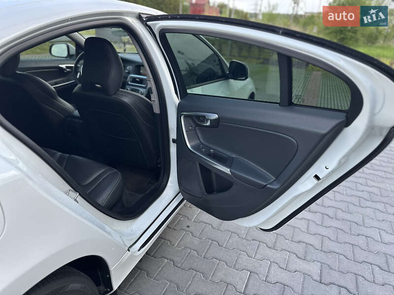Седан Volvo S60 2017 в Львові