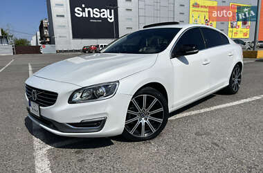 Седан Volvo S60 2015 в 