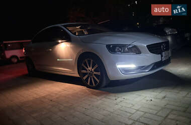 Седан Volvo S60 2015 в 