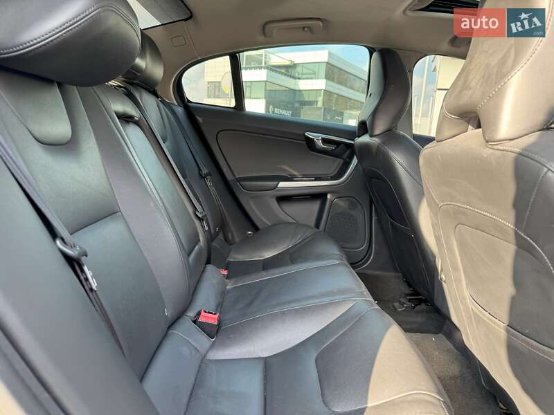 Седан Volvo S60 2015 в Киеве