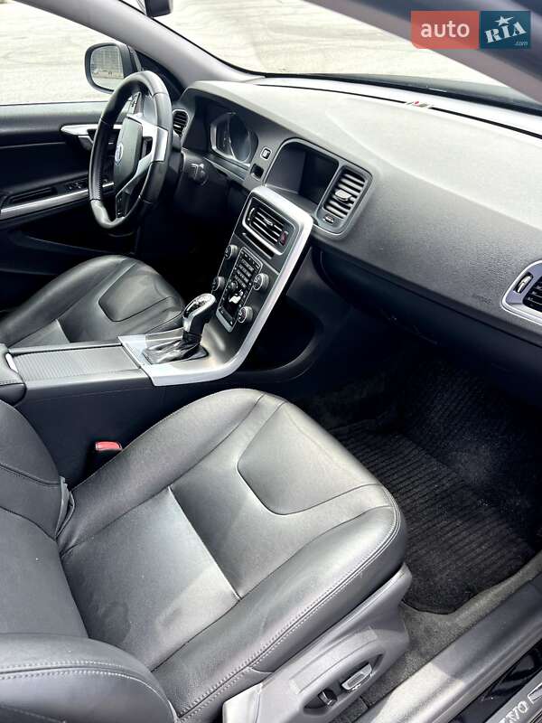 Седан Volvo S60 2014 в Львові