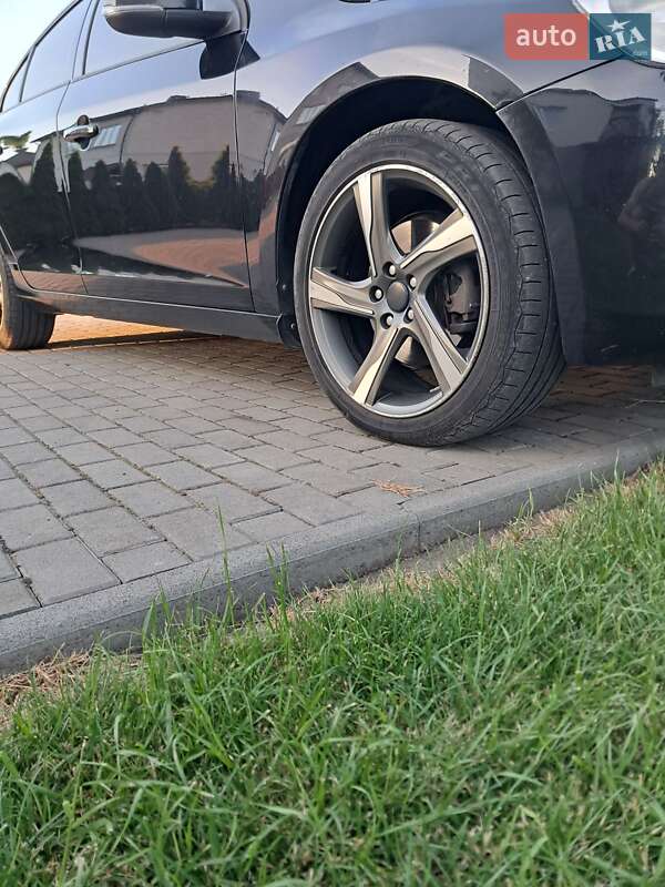 Седан Volvo S60 2012 в Львове