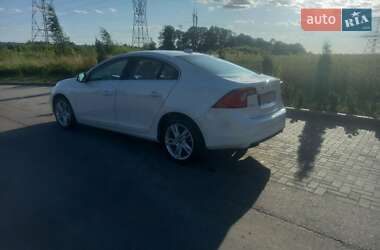 Седан Volvo S60 2015 в 