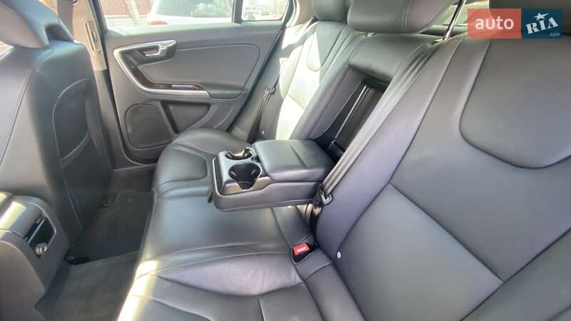 Седан Volvo S60 2018 в Гнівані