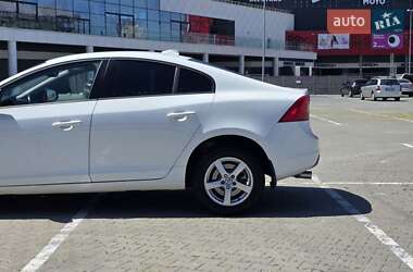 Седан Volvo S60 2015 в 