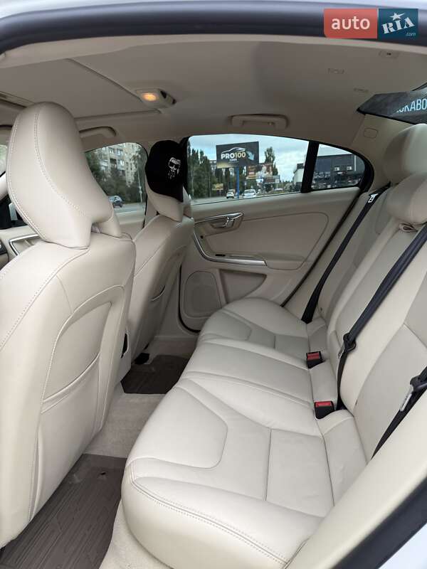 Седан Volvo S60 2014 в Вишневому