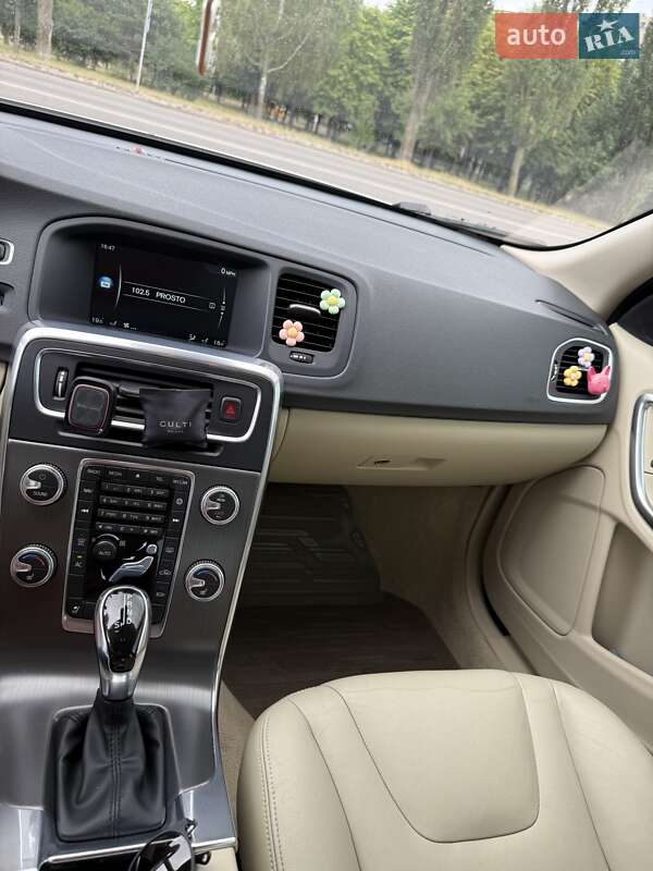 Седан Volvo S60 2014 в Вишневому