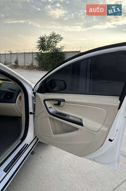 Седан Volvo S60 2012 в 