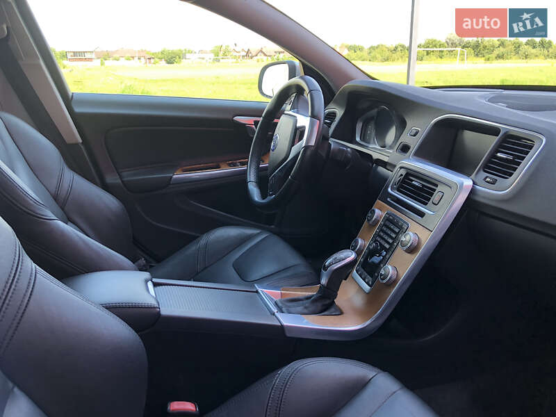 Седан Volvo S60 2016 в Ровно