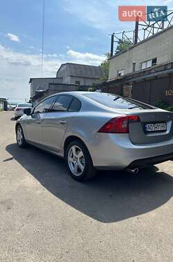 Седан Volvo S60 2013 в 