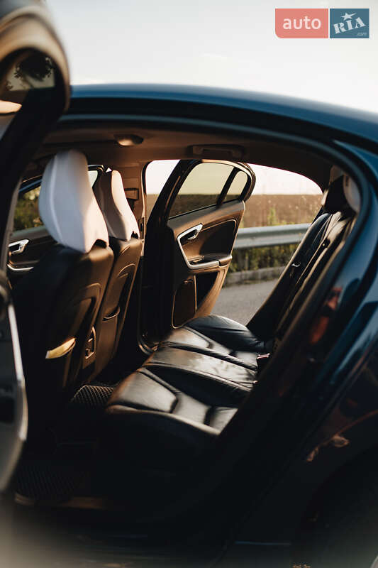 Седан Volvo S60 2012 в Ровно
