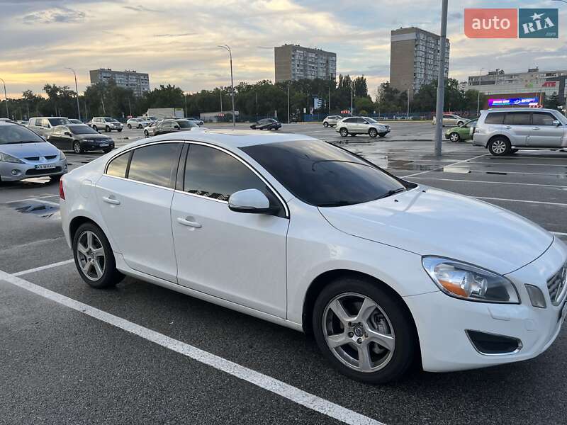 Седан Volvo S60 2012 в Киеве