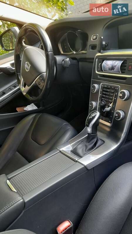 Седан Volvo S60 2015 в Горишних Плавнях
