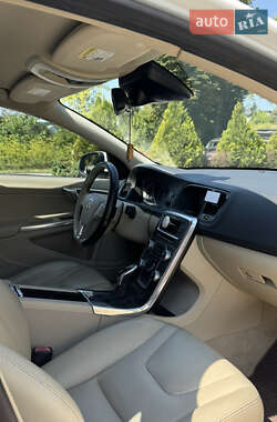 Седан Volvo S60 2015 в 
