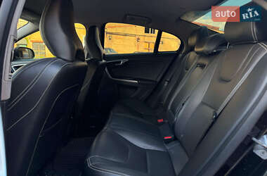 Седан Volvo S60 2015 в 