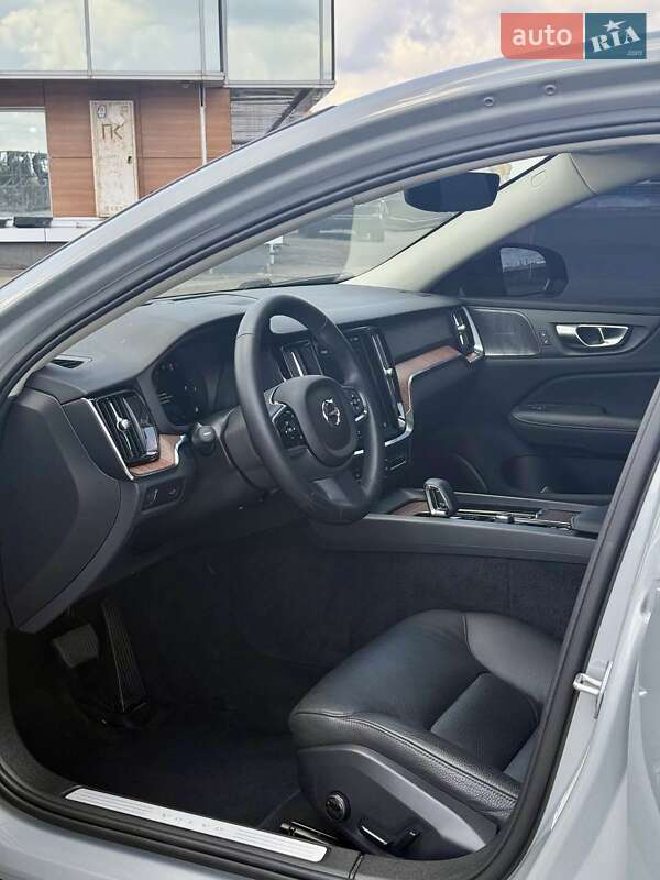 Седан Volvo S60 2023 в Киеве