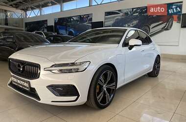 Седан Volvo S60 2019 в 