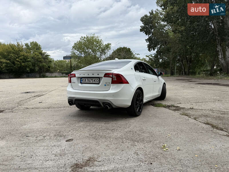 Седан Volvo S60 2015 в Киеве