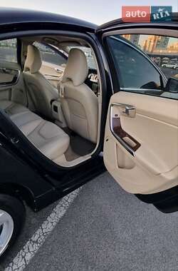 Седан Volvo S60 2012 в 