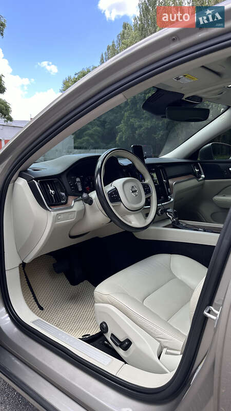 Седан Volvo S60 2020 в Славутиче