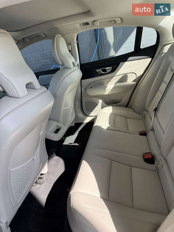 Седан Volvo S60 2018 в Золочеві