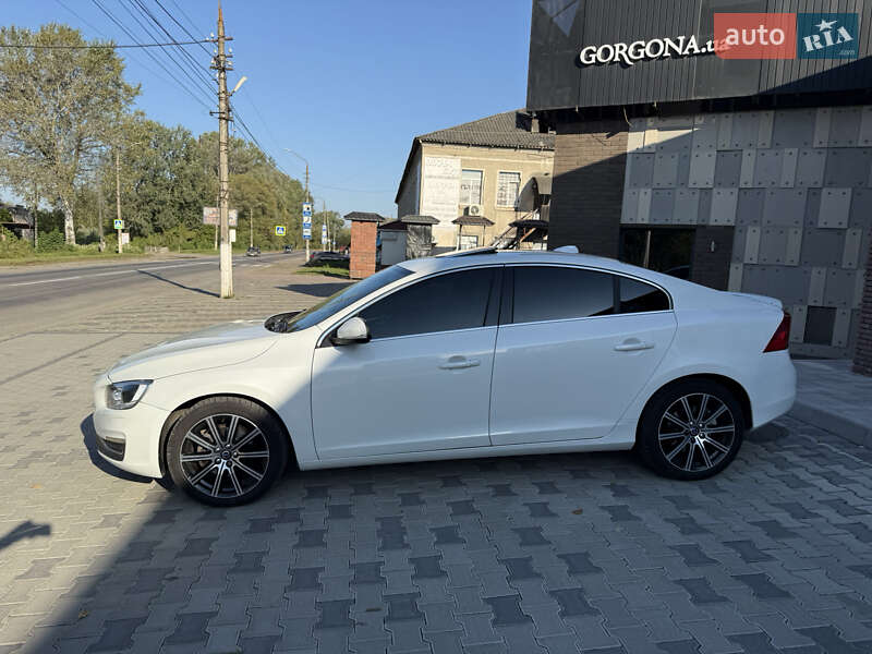 Седан Volvo S60 2015 в Черновцах
