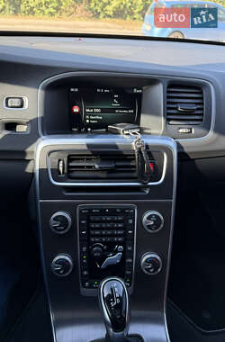 Седан Volvo S60 2015 в 