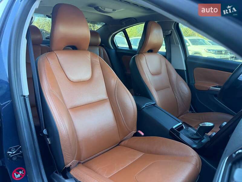 Седан Volvo S60 2013 в Ровно