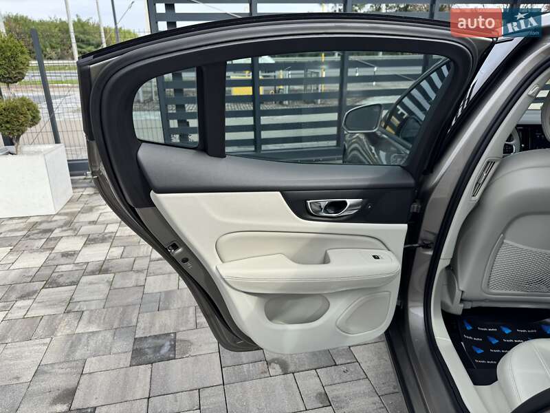 Седан Volvo S60 2019 в Ровно