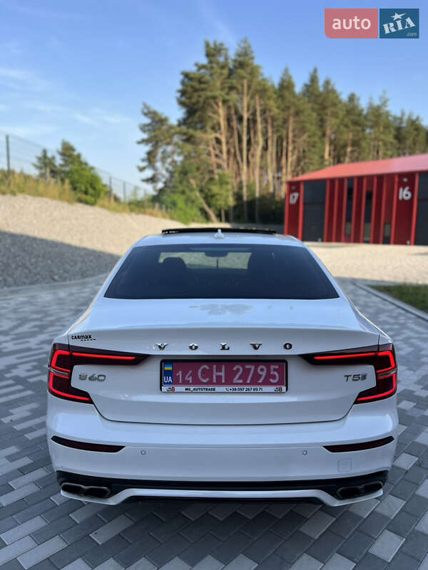 Седан Volvo S60 2019 в Львові