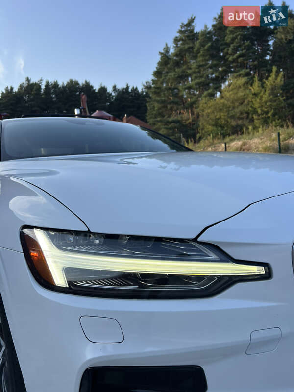 Седан Volvo S60 2019 в Львові