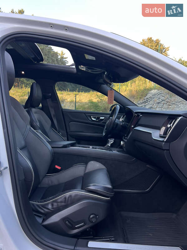 Седан Volvo S60 2019 в Львові