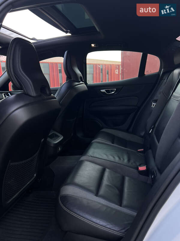 Седан Volvo S60 2019 в Львові