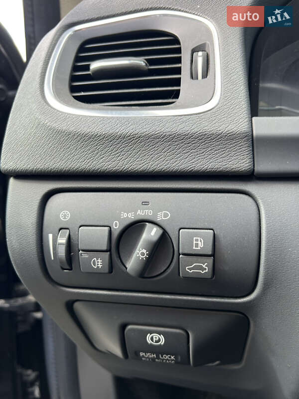 Седан Volvo S60 2012 в Чернівцях