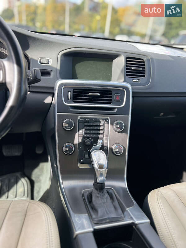 Седан Volvo S60 2012 в Чернівцях