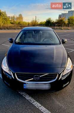 Седан Volvo S60 2012 в 